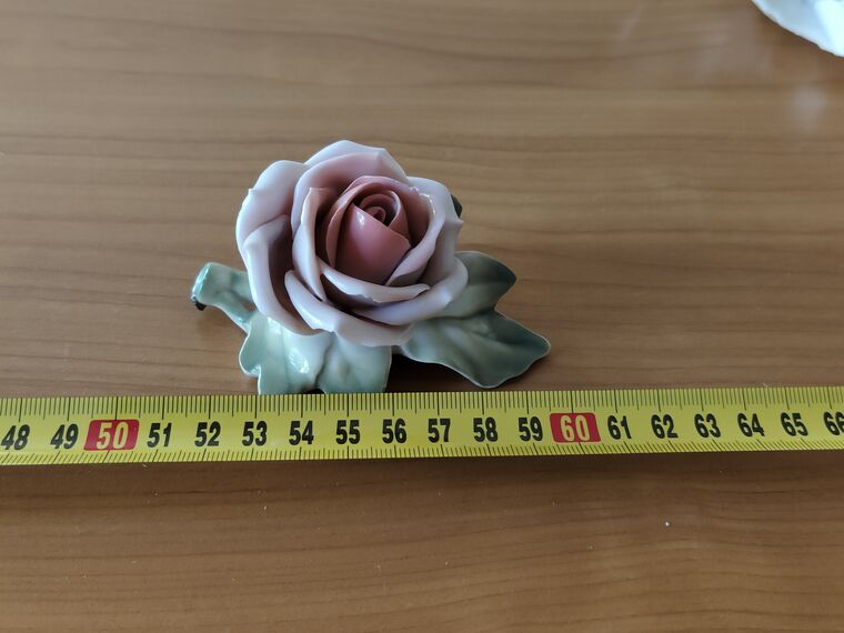 Kézzel készített porcelán rózsa dísztárgyak (kb. 4 db)