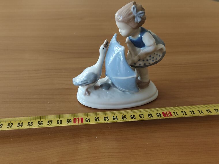 Kézzel festett német porcelán figura: kislány libával
